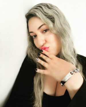 Angela Zahra Instagram - Kisses from Angela 👑🖤 Bracelet: @cycolinks Discount Code: ANGEL15 💋 LINK IN MY BIO  #collab #angelazahra #cycolinks #انجيلا_زهرة