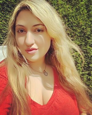 Angela Zahra Instagram - من شوي بعتتلي رفيقتي خبر نازل بأحد المواقع على فيسبوك انو انا حاكية شي بما يخص الممثلة دانا جبر، بروح لشوف  بلاقي الخبر نفسه منزلينه كتير مواقع. انا لازم وضح اني انا ما حكيت هاد الحكي ولا جبت سيرتا نهائياً من قبل. فيكون تتأكدو من مواقعي الرسمية. انا اصلا بحياتي ما جبت اسم اي فنان او فنانة عندي الا ازا كان بدي احكي شي قصة حلوة جمعتني بالشخص. غير هيك ما بحكي على حدا.
وبعد ماعرفت شو صاير مع الممثلة دانا جبر والظرف الصعب يلي عم تمر فيه بحب قول انو انا متعاطفة مليون بالمية معها ويلي بيفضح اي بنت حتى لو كانت بتلبس بطريقة متحررة او كانت ممثلة هاد الشي مو مقبول ويعاقب عليه قانونياً. بتمنى من كل الناس ما يساهمو بنشر صورها الخاصة وبلشو احترمو خصوصيات البنات. حتى لو البنت بتلبس مفتوح او قصير لا يحق لمخلوق انتهاك خصوصياتها والحكي بأعراض الناس . الدنيا بتدور انتبهو! #انجيلا_زهرة #انجيلا_زهراء #دانا_جبر