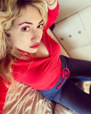 Angela Zahra Instagram - 👑🧿🌹💋 #angelazahra #انجيلا_زهرة