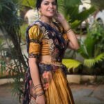 Angelin B Instagram - ✨️மஞ்சள் #vjangelin #angelin #anchor #suntv #sunnews #ssmusic #special #shoot #traditional #trendingnow #explorepage manjal Pc @akshathadas._ Hairstylist @ganesh_hair_architect Uthandi Beach