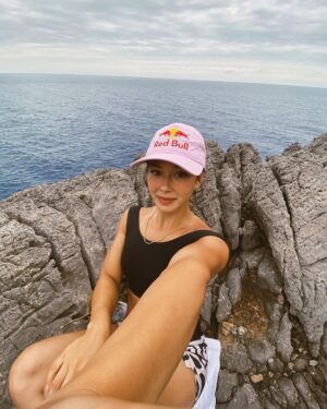 Angie Scarth-Johnson Instagram - 🌊 🤍 🌞 🐟 🪨

📸3 : @honngy