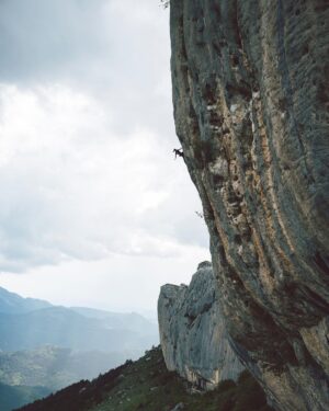 Angie Scarth-Johnson Instagram - 𝖦𝗅𝗈𝖻𝖺𝗅 𝖼𝗅𝗂𝗆𝖻𝗂𝗇𝗀 𝖽𝖺𝗒🤍 
For everything climbing has given me , everything it’s shown me and the journey it’s taken me on.

📸 @honngy @alexaristei 

 @thenorthface @thenorthface_aunz