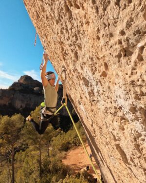 Angie Scarth-Johnson Instagram - Pal público 8c ✅🔴

Margalef is very cold right now but luckily this route gets hit pretty hard by the 🌞 .

@redbullau @climbing_anchors @thenorthface_aunz @tenayaclimbing @camp1889 @mytendon  @cvok9c @climbersagainstcancerofficial @climbskinspain @frictionlabs #neverstopexploring #tenayaclimbing #climbinginspain #womanclimbers #climbskin #chalkupless #newstandardinchalk #climbinganchors