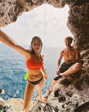 Angie Scarth-Johnson Instagram - 🌊 🤍 🌞 🐟 🪨

📸3 : @honngy