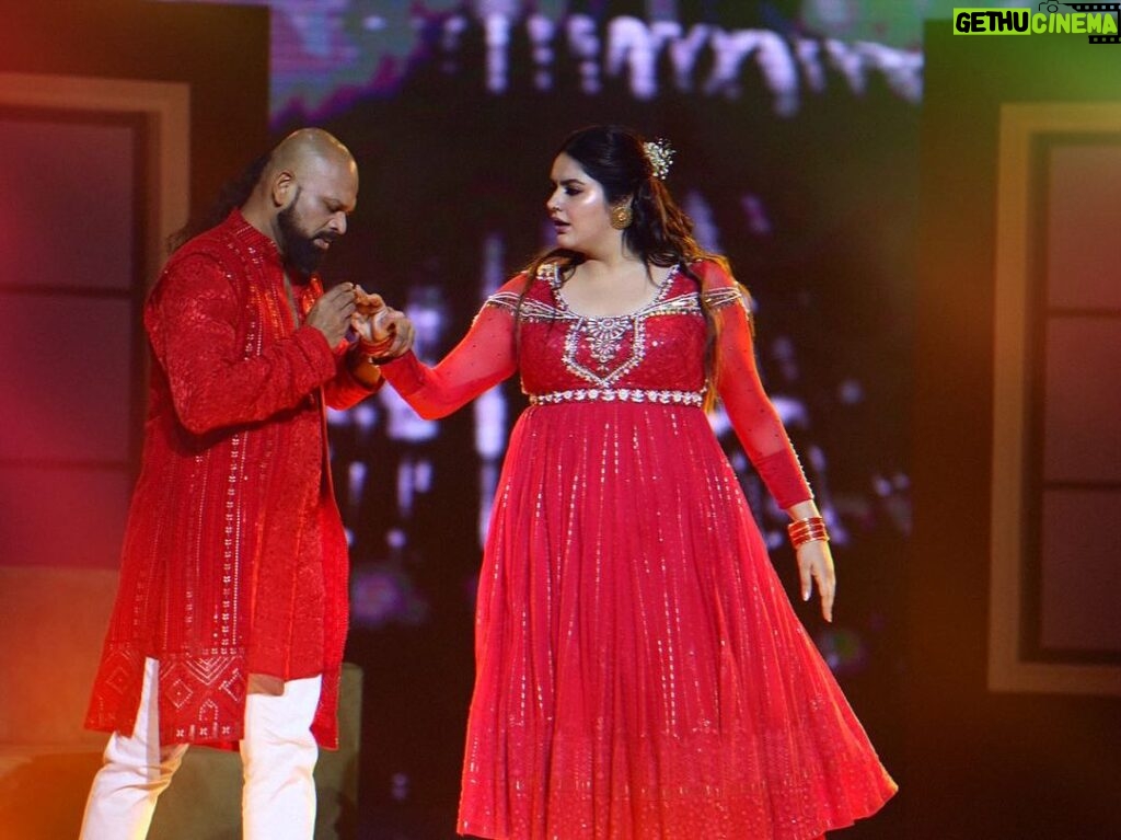 Anjali Anand Instagram - … performing my heart out for you guys tonight yet again. Please watch us perform and vote for me if you guys like our performance and want me to continue on the show. I absolutely love love love being on stage and performing, I believe I’m made for this. You can support this dream of mine to go till the end by voting for me. To vote, please go on the SonyLIV app and click on the jhalak Dikhlaa jaa VOTE NOW banner. Click on my picture to vote. Each number can vote 50 times. Voting lines are open from 9:30pm to 12am tonight only. Please दिल खोल के vote कीजिए ♥✨ . . . . Hair @pinkyroy9467 @pinkyroy35 Makeup @beauty_integrated_official Asst @nilesh_jadhav_01 Costume @harshalds @shilpa.suraj.chhabra @komalsoni_ Our team ♥ @dannydjf @kunjanjani @maheshpoojary80 @sunita_datta9 @pawan_tatkare