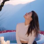 Anjali Arora Instagram - apa fer milange🥲 #anjaliarora #hamtapass #mountains #sunset
