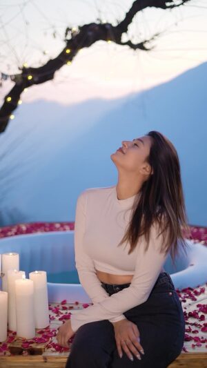 Anjali Arora Instagram - apa fer milange🥲 
#anjaliarora #hamtapass #mountains #sunset