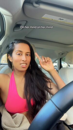 Anjulie Persaud Instagram - Producing and writing a new chune for my Guyanese 🇬🇾😂 #soca #calypso #guyanese #guyana #india #indian