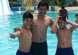 Anmol Jyotir Instagram - You might form a lot of besties in your childhood but as you grow up.... no one can compete your father 😉😄♥️....
"Ab samajh ayaa pose marna hamare genes me kaise ayaa"😂😂😂 #happyfathersday❤️ 
@prashant6943 
@apurvjyotir