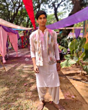 Anmol Jyotir Instagram - Add more colours to your life...may your cheeks feel it 😊 ✨ ..I wish you and your family
all the bright hues of life....Happy Holi!!! ❤️🧡💛♥️ #happyholi  #holicelebrations🎉