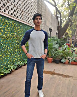 Anmol Jyotir Instagram - "Patience is not the passive on the contrary, it is concentrated strength"- Bruce Lee
#adshoot #shootmodeon🎬 #tatasolarpanels
