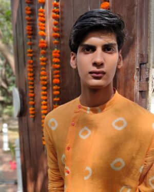Anmol Jyotir Instagram - Art is like a kite... You have to pull the string hard to stretch it to its limit...but you don't want to pull it so hard that you break the thread.. because the thread connects you to the land and its peoples..
 😊❤️...#happymakarsankranti🔶🔷