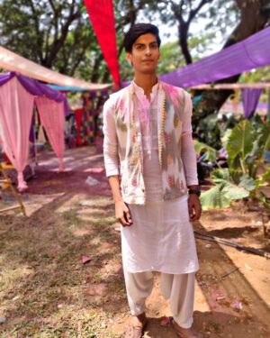 Anmol Jyotir Instagram - Add more colours to your life...may your cheeks feel it 😊 ✨ ..I wish you and your family
all the bright hues of life....Happy Holi!!! ❤️🧡💛♥️ #happyholi  #holicelebrations🎉