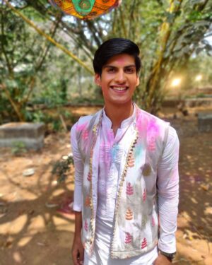 Anmol Jyotir Instagram - Add more colours to your life...may your cheeks feel it 😊 ✨ ..I wish you and your family
all the bright hues of life....Happy Holi!!! ❤️🧡💛♥️ #happyholi  #holicelebrations🎉