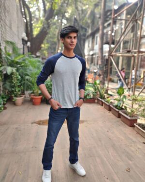 Anmol Jyotir Instagram - "Patience is not the passive on the contrary, it is concentrated strength"- Bruce Lee
#adshoot #shootmodeon🎬 #tatasolarpanels