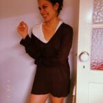 Anna Eremin Instagram - Esta sou eu. Na cozinha da casa mais linda do Mundo, da casa mais mágica do Universo, que foi minha (e ainda é, por mais umas semanas) para dar e receber amor, como manda Santo António 💫. Mas… se há coisa que este cabrão filho da puta deste 2021 me ensinou - nada é para sempre. Nada é eterno. Nada do que damos por certo o é realmente. Este ano trouxe-me de tudo um pouco: foram grandes alegrias, grandes desafios, grandes tristezas e grandes perdas. Cheguei a pensar que estava a enlouquecer, cheguei a acreditar que não ía aguentar, cheguei a não dormir durante dias seguidos, cheguei a lidar com a PSP mais do que queria, aprendi tudo sobre o SNS (e nunca relacionado com a pandemia, imagine-se), chorei tanto que achei que ía desidratar… mas também… acho… que sorri muito. Sorri por razões pelas quais antes não sorria. Chorei de alegria. Chorei de amor. Chorei de orgulho. Tornei-me, talvez, adulta. Descobri que tenho algo para partilhar (tenho alunos! Como assim?!). Voltei ao teatro (mais! Ao teatro onde me estreei). Criei mais personagens este ano do que em qualquer outro. Não. Não estou minimamente preparada para receber o ano novo. Não estou zen, não estou em paz e tenho o buço por fazer. Acho que estou no meio do caos e o meu coração parece que vai rebentar a qualquer momento. MAS (e talvez seja essa a palavra que melhor defina 2021 - “mas”) como ele diz “build your present”. Ainda faltam umas horas (e eu acredito em magia) e talvez o caos dê lugar à calma. E se não der, também não haverá problema. É o que é. E há que aceitar que não podemos controlar tudo e, por vezes, mais vale ir com a corrente, com o vento, com um sopro… até porque não vou sozinha. Vou de mão dada (eis uma coisa que não imaginava e responsabilizo Santo António por isso) e isso é tão assustador como reconfortante. Adeus, 2021 🔚 Vem próximo 💫 sê gentil. Sê gigante. Sê arrebatador ❤️ Sejam felizes (e se não estiverem, nada indica que não possam ficae. De um segundo para o outro - that’s how it actually works” ❤️