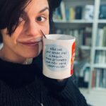 Anna Eremin Instagram - Tenho tanto na minha cabeça neste final de ano brutalmente violento que vou deixar aqui esta selfie com uma mensagem do Universo em forma de caneca ☕️ (Por acaso, o próximo passo eu sei, e é assustador - vou abandonar a magia da Mouraria e vou de malas e bagagens para uma casa grande, com um terreno grande. Vou passar a passear cães de manhã e vou ter um burro no quintal. Eu, a miúda da cidade… vou passar a ter uma lareira para acender à noite e acordar com o canto dos passarinhos de manhã. Dito assim, nem parece tão assustador. Contudo, acho que a primeira coisa a fazer é arranjar umas galochas cor-de-rosa 😂)