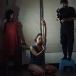 Anna Eremin Instagram - Não sei muito bem lidar com prémios, com elogios e essas coisas. Sei que quando trabalho, sou uma sortuda. O que eu chamo de trabalho é brincar. Brincar a vida toda. Viver vidas, redescobrir a minha, contar histórias. Sobretudo contar historias com a minha própria pele. Fazê-lo com outros contadores de histórias. Os da lente, os do som, os da luz, os das palavras, os das tintas… este processo é muito belo e eu sou apaixonada por ele desde que me conheço como gente. “BORSCH” foi criado no âmbito do @48hfp.lisboa - o caos, a velocidade, a beleza de condensar uma coisa em dois dias. Foi criado como reflexo, como metáfora do Mundo que estamos a presenciar. Agora, acrescentámos uma coisa ou outra (como esta cena, que me levou ao meu hobbie favorito - voar!), vai ser reeditado e vai conhecer outras paragens. Entretanto, fomos reconhecidos no S.Jorge e eu tenho o gozo tremendo de levar para casa o canudo de “melhor interpretação” (que é coisa que faz muito mais sentido que dividir o intérprete em masculino ou feminino) em parceria com a minha filha em forma de barriga. (Filha, ainda não nasceste e já entraste num filme, assumidamente e já levaste um prémio! UAU 😍) e o de melhor elenco (a sério! Trabalhei finalmente com a Carmen Santos e sou profundamente feliz por isso). E é isto. Não sei reagir a isso. Não sei escrever sobre isso. Obrigada 🙏 do fundo do coração, obrigada ❤️ E agora, voemos para outras paragens 🦅