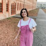 Anna Eremin Instagram - No coração de Arganil, numa antiga fábrica de cerâmica há um espaço incrível. E nesse espaço acontece um festival mágico - @festivalcinedita 🎬 É um festival de curtas-metragens escolares, todo apresentado por alunos, organizado com tanto cuidado, tanto amor e tanto carinho que o sorriso não me sai da cara desde ontem à noite. Vimos muitos filmes, alguns deles mágicos (oxalá esta malta continue a crescer na direcção certa - de quem tem algo a dizer ao Mundo e sabe fazê-lo com alma!), aprendi que temos em Portugal uma brutal escola de animação (não tinha esta noção, shame on me!!!) e fiquei rendida à nossa equipa de juri e a toda a organização deste pequeno e gigante evento ❤️