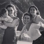 Anna Eremin Instagram - Neste dia em que se celebra o papel da Mulher, enquanto somos todos testemunhas de um massacre, enquanto reflectimos sobre os conceitos de Liberdade ou Futuro… resgato esta imagem que me aquece o coração e o parte em mil pedaços. Esta imagem tem dois anos e meio e foi a última vez que estivemos juntas as quatro e não sabemos quando será a próxima. Estão aqui 3 das Mulheres mais importantes da minha vida: - A Ekaterina, minha irmã, a Mulher mais forte, mais destemida que eu conheço. Ao longo das nossas vidas, separadas por uma Europa inteira, ensinou-me (e ensina, todos os dias) o Poder de não ter medo de se ser exactamente quem é, a importância do valor das nossas escolhas, a responsabilidade delas. - A Vika, que nos ensinou a todos as letras da palavra responsabilidade, desde muito cedo. A Vika que respira sensibilidade em cada poro, que observa muito mais do que fala, que sente mais do que explica, que tem um olhar peculiar sobre tudo o que a rodeia. A Vika que, ainda tão pequena, é gigante. - A Liza que é um furacão e encara o Mundo como um palco em cada minuto de cada dia. Encara a Vida como uma festa e não tolera que assim não seja e que nos ensina o Poder do Futuro porque nos obriga a correr atrás dela. O sentimento é agridoce. Hoje, como todos os dias dos últimos dois anos e meio, doi-me a alma e o corpo por não as abraçar com força. E, desta vez, não sei quando e se esse dia vai chegar… Há muito mais Mulheres Incríveis na minha vida. E Homens que as acompanham lado a lado. E por isto, por este caminho, pelo futuro que imaginamos… celebremos 🙌❤️🌻