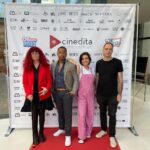 Anna Eremin Instagram - No coração de Arganil, numa antiga fábrica de cerâmica há um espaço incrível. E nesse espaço acontece um festival mágico - @festivalcinedita 🎬 É um festival de curtas-metragens escolares, todo apresentado por alunos, organizado com tanto cuidado, tanto amor e tanto carinho que o sorriso não me sai da cara desde ontem à noite. Vimos muitos filmes, alguns deles mágicos (oxalá esta malta continue a crescer na direcção certa - de quem tem algo a dizer ao Mundo e sabe fazê-lo com alma!), aprendi que temos em Portugal uma brutal escola de animação (não tinha esta noção, shame on me!!!) e fiquei rendida à nossa equipa de juri e a toda a organização deste pequeno e gigante evento ❤️