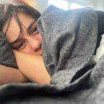 Anna Eremin Instagram - Pronto, depois de dois anos a escapar ao Covid com a maior pinta do mundo… a sério, mesmo tendo estado em contacto com casos atrás de casos e sempre impecável… BAM 💥 O bicho atacou-nos aqui em casa. Somos, de momento, velhos de 80 anos. Temos de pedir licença a uma perna para a outra dar um passo, choramos com dores nas costas, as dores de cabeça são insuportáveis, escrever uma mensagem (ou esta publicação) é uma tarefa hercúlea… Em resumo, é uma bela merda 🥵 Valha-me estes lençóis de flanela, a Netflix, a HBO e a Amazon.