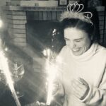 Anna Eremin Instagram - (Desculpem a quem não atendi/respondi hoje. Fá-lo-ei com tempo e a seu tempo) Nunca tive dúvidas que a minha vida era um trinta-e-um em todas as opções. Mas nunca pensei chegar aos 31 tão insegura, tão incerta, tão na dúvida do que sou, do que quero, do trabalho que (não) tenho… mas também nunca pensei ter 31 e ter tanto amor. Amar tanto e ser tão amada. Porque, talvez, realmente, a única coisa importante nesta equação toda seja só isso - o Amor. E, bolas, tenho tanto. Mas tanto. Obrigada ❤️ mil vezes obrigada ❤️