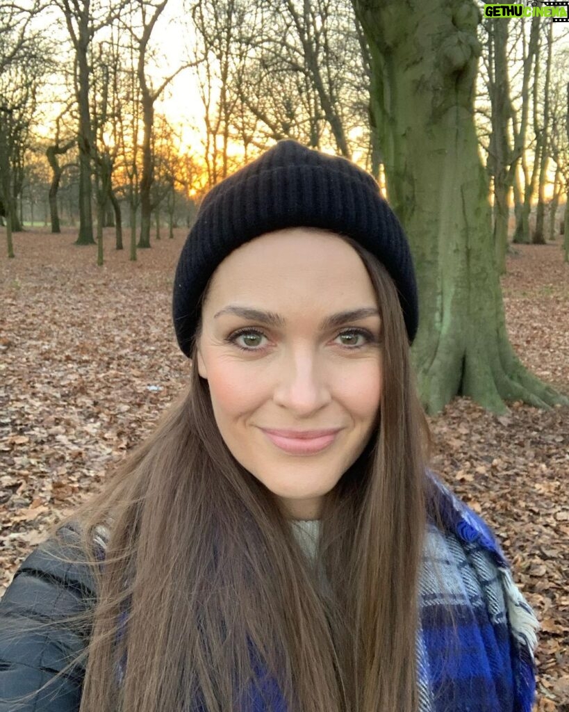 Anna Passey Instagram - When your car breaks down, but the lighting is nice ✌🏻 #priorities