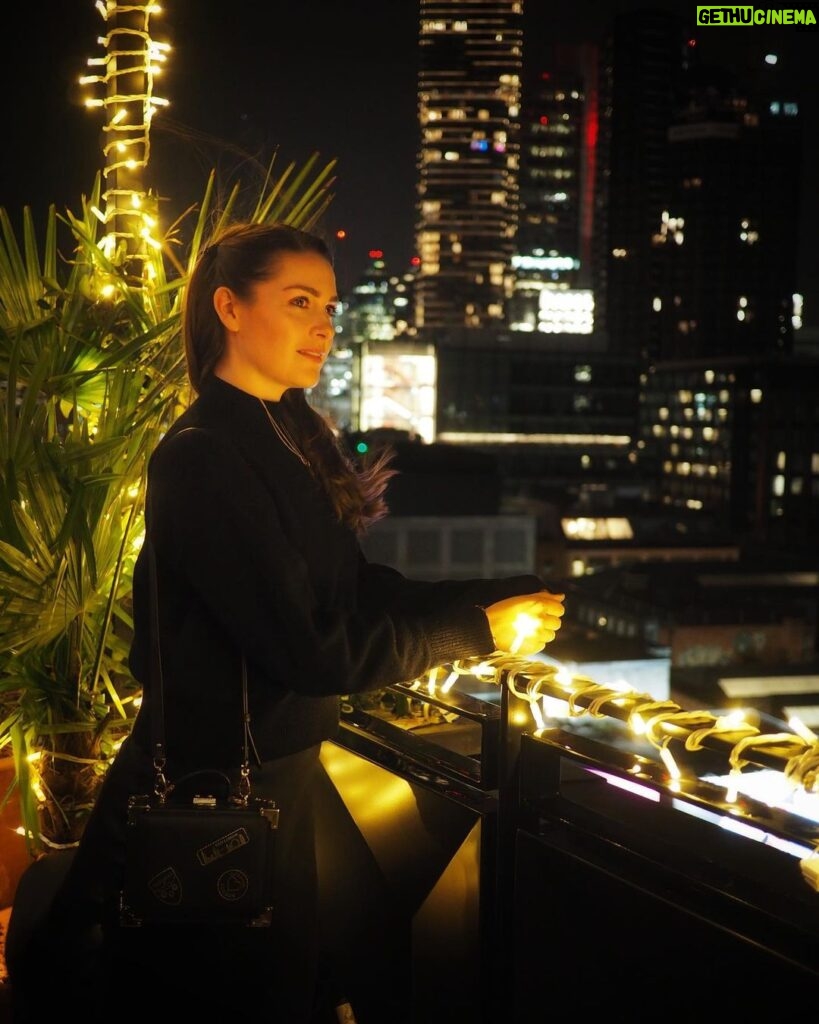 Anna Passey Instagram - Wine.Rooftop.London skyline🖤 @onehundredshoreditch