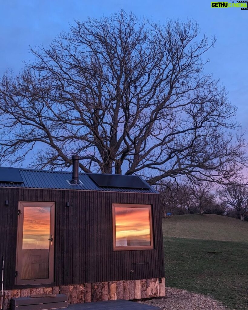 Anna Passey Instagram - The last few days have really felt like Spring is just around the corner, what better way to watch the changing of the seasons than totally immersed in nature. We have had the most UNREAL stay with @unyoked.co who have long had their cabins in AUS and NZ but now LUCKILY have some of their gorgeous little hideaways in UK. Perfect little retreats in the middle of nowhere, ideal for unwinding, relaxing and resetting to nature’s pace. Morning frost, epic sunsets, outdoor cooking and a warm snuggly bed, what more could you need?? Thank you for having us Unyoked 🤍 #kindlygifted The Middle of Nowhere
