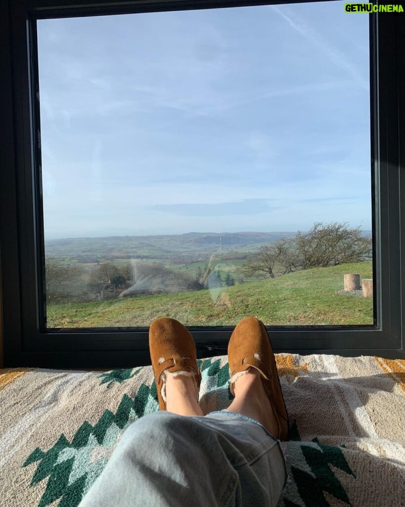 Anna Passey Instagram - The last few days have really felt like Spring is just around the corner, what better way to watch the changing of the seasons than totally immersed in nature. We have had the most UNREAL stay with @unyoked.co who have long had their cabins in AUS and NZ but now LUCKILY have some of their gorgeous little hideaways in UK. Perfect little retreats in the middle of nowhere, ideal for unwinding, relaxing and resetting to nature’s pace. Morning frost, epic sunsets, outdoor cooking and a warm snuggly bed, what more could you need?? Thank you for having us Unyoked 🤍 #kindlygifted The Middle of Nowhere