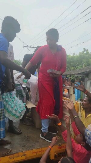 Annabharathi Berchmans Instagram - மழை வெள்ளத்தால் பாதிக்கப்பட்ட  நெல்லை  பகுதிகளான  கருப்பன் துறை ,குறுக்குத்துறை , சிந்து பூந்துறை வடக்கு வளாகம்  போன்ற  இடங்களுக்கு என்னால் முடிந்த நிவாரண பொருட்கள் வழங்கிய போது