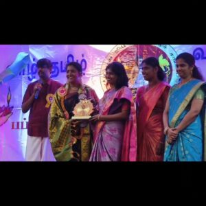 Annabharathi Berchmans Instagram - ஆஸ்திரேலியாவுக்கும் பிலிப்பைன்ஸுக்கும் இடையே உள்ள "பப்புவா நியூ கினியா" நாட்டிற்கு சென்றது மிக்க மகிழ்ச்சி. விமான நிலையத்திலேயே அவர்கள் நாட்டின் கலாச்சார வரவேற்பு நடனம்  ஆடி எங்களை வரவேற்றனர்.. மிகவும் அசத்தலாக இருந்தது. "எங்கெங்கு காணினும் நம் தமிழ் இனமடா" என்பது போல்  நம் தமிழர்கள் அங்கும் இருப்பது, அதிலும் குறிப்பாக  ஆசிரியர்களாகவும் பேராசிரியர்களாகவும் இருப்பது  மிகவும் பெருமைப்பட வைக்கிறது. பிக் பாஸ்க்கு பிறகு  நான் கலந்து கொண்ட முதல்  நிகழ்ச்சி என்பதில் எனக்கு இரட்டிப்பான மகிழ்ச்சி. பப்புவா நியூ கினியா தமிழ் சங்கத்தில் எனக்கு "நகைச்சுவை இளவரசி" என்று பட்டம் கொடுத்து சிறப்பித்தார்கள்.. அதை தங்களிடம் பகிர்ந்து கொள்வதில் மிகவும் மகிழ்ச்சி அடைகிறேன் நண்பர்களே..❤
#annabharathi #anbudanannabharathi  #bigboss #bigbossseason7 #papuanewguinea