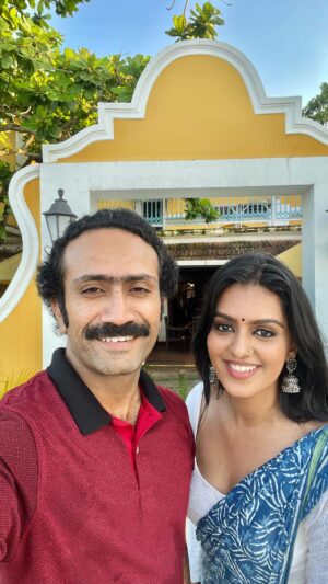 Ansha Mohan Instagram - Making of viral kavalayya💙

. @shinetomchacko_official @vivekanandanviralaanu

Video courtesy @riyas.shereef 
Location @bloomhotels