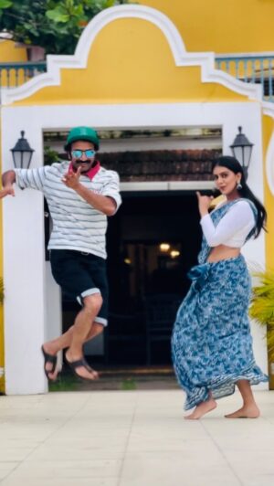 Ansha Mohan Instagram - Behind the scenes of @vivekanandanviralaanu 

Video courtesy @riyas.shereef 

#kaavalayaa 💃🏻 #bts 
#nediyathproductions 🎬 #vivekanandanviralaanu #shinetomchacko #anshamohan

.
Location @bloomhotels