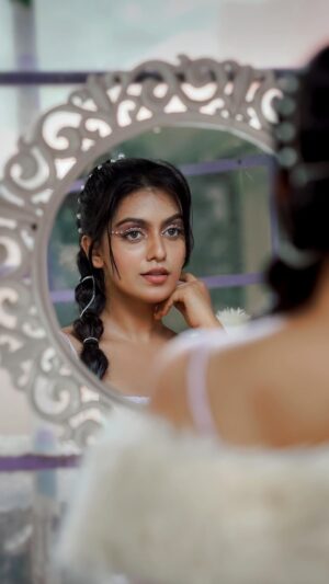 Ansha Mohan Instagram - Dreamy💜🤍

.

Costume @sole_by_sooryasankar 
Styling @soorya____sankar 
Makeover @makeoverbyhayahakeem_ 
Camera @rijil_kl 
Location @sugarsisters4u 

#fyp