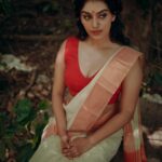 Ansha Mohan Instagram - ചന്ദ്രകല🌙 Photography @rd_stories93 Saree @_redpalm Makeover @nashash_makeover . #photo #photoshoot #photooftheday #instagood #instamood #instadaily #ootd #ootdshare #outfitoftheday #streetstyle #trend #photography #lookbook #goodhairday #photomood #shootmode #fashion #fashioninspo #style #styleinspo #girlpower #styleicon #fashionable #fashionnova #fashionblogger #styleblogger