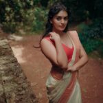 Ansha Mohan Instagram - ചന്ദ്രകല🌙 Photography @rd_stories93 Saree @_redpalm Makeover @nashash_makeover . #photo #photoshoot #photooftheday #instagood #instamood #instadaily #ootd #ootdshare #outfitoftheday #streetstyle #trend #photography #lookbook #goodhairday #photomood #shootmode #fashion #fashioninspo #style #styleinspo #girlpower #styleicon #fashionable #fashionnova #fashionblogger #styleblogger