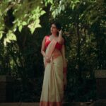 Ansha Mohan Instagram - ചന്ദ്രകല🌙 Photography @rd_stories93 Saree @_redpalm Makeover @nashash_makeover . #photo #photoshoot #photooftheday #instagood #instamood #instadaily #ootd #ootdshare #outfitoftheday #streetstyle #trend #photography #lookbook #goodhairday #photomood #shootmode #fashion #fashioninspo #style #styleinspo #girlpower #styleicon #fashionable #fashionnova #fashionblogger #styleblogger