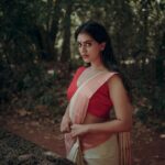 Ansha Mohan Instagram - ചന്ദ്രകല🌙 Photography @rd_stories93 Saree @_redpalm Makeover @nashash_makeover . #photo #photoshoot #photooftheday #instagood #instamood #instadaily #ootd #ootdshare #outfitoftheday #streetstyle #trend #photography #lookbook #goodhairday #photomood #shootmode #fashion #fashioninspo #style #styleinspo #girlpower #styleicon #fashionable #fashionnova #fashionblogger #styleblogger