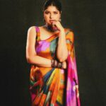Anshula Kapoor Instagram - Resolution for 2024, Be the color in someone’s gray 🌈✨ Not without my favs: Styled by - @manishamelwani Style team - @kasliwalriddhi @bhavnaaaaa.r Hair - @hairby_shivanik Makeup - @divyashetty_ Photographer - @visualaffairs_va Outfit & customised Potli - @yam.india Jewellery - @sangeetaboochra @aquamarine_jewellery Footwear - @fizzygoblet