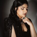 Anshula Kapoor Instagram - For a girl who has always been bigger than most, who’s insecure of her soft belly, and her back rolls, A sari has never been my go to Indian silhouette. And a sleeveles corset? Absolutely not! My first thought would be “I won’t find one In my size” or “it will squeeze the life out of me”. But 2024 is the year of being fearless 🙃. So when @shereenlovebug and @meghnadhall came over with this gorgeous black beaded corset sari with a cape, how could I let my insecurities for something that’s actually human and normal (and dare I say feminine) stop me from wearing the most gorgeous corset sari I’ve ever laid my eyes on? Most importantly, this is the most comfortable corset I’ve ever worn, and yes I didn’t think I would say those 2 words together ever, but that’s the magic of @meghnadhall When 2 fears come together, but it makes me feel fiercely beautiful instead of scared and conscious of my body, I call that a victory. One that can only be attributed to the best team ✨ Styled by @shereenlovebug with @⁨meghnadhall⁩ Style team - @snehhasuresh @salonitandel_ Makeup - @divyashetty_ Hair - @ruchithakur.5 Photographed by - @visualaffairs_va Sari - @meghnadhall Jewels - @amrapalijewels Bag - @bottegavenetaworld Footwear- @zara Thank you @shereenlovebug for making me jump out my comfort zone every single time. Even if it’s in black 🤓🖤