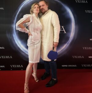 Antónia Lišková Instagram - Pár krásnych “zážitkov” z premiéry mini seriálu “VEDMA” od 16 júna na @voyo.sk @voyo_cz @tvmarkizaofficial @tvnovaofficial 🤍

La premiere di “VEDMA” una mini serie fantasy che spero arrivi presto anche in Italia 🤍

ĎAKUJEM @borishanecka za krasny outfit, si proste naj🙏🏻

Ďakujem celej vedmovskej “rodine” za dôveru a podporu. 🤍
#adrianakronerova 
@japupko 
@reset_actors 
@strapo_official 
@franek_ivan 
@gabrielamarcinkova 
@dagmarhavlova_official 
@nagy_ervin_hivatalos 
@kerekes_vica_official 

Dajte prosím vedieť či sa vám seriál bude páčiť 🙏🏻
