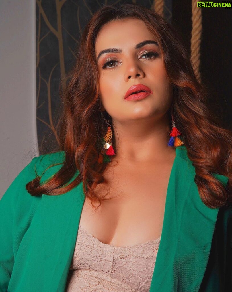Anupama Agnihotri Instagram - Building a positive attitude begins with having confidence in yourself. #look #looks #sections #teamlfg #insta #instapost #instadaily #picture #photo #anupmaagnihotri