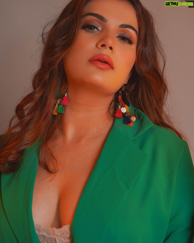 Anupama Agnihotri Instagram - Building a positive attitude begins with having confidence in yourself. #look #looks #sections #teamlfg #insta #instapost #instadaily #picture #photo #anupmaagnihotri