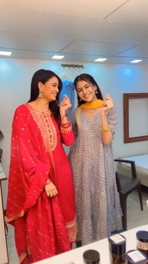 Anushka Merchande Instagram - Teaching latest trends to these “new bees” is like..phew..! But we managed.. What say my Darling student @shweta.tiwari 😜

#reels #reel #reelsinstagram #explore #foryou #trending