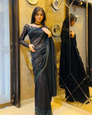 Anushka Merchande Instagram - Lehron si chaal pe chaal bichade
Dil ko yun behaal banade..🪩🖤

Thankyou for the beautiful saree,
@houseoflaxmipati 

#anushkamerchande #actress #bollywood #foryou #explore #foryoupage #explorepage