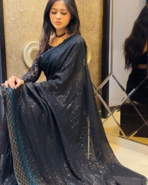 Anushka Merchande Instagram - Lehron si chaal pe chaal bichade
Dil ko yun behaal banade..🪩🖤

Thankyou for the beautiful saree,
@houseoflaxmipati 

#anushkamerchande #actress #bollywood #foryou #explore #foryoupage #explorepage