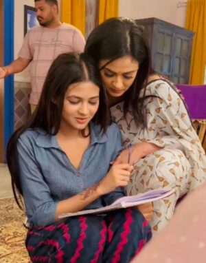 Anushka Merchande Instagram - Happy birthday to the most special one.🧿🩷
Thankyou for being a mother to me..🫰🏻🦋
I love you,
Always & Forever♾️
@shweta.tiwari