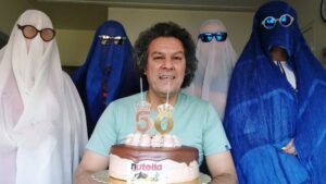 Arash Mir Ahmadi Instagram - نذاشتن بگم که:
ما موجودات عالم انرژیهاموم در کل هستی به هم گره خورده س.. هر نژاد از هر کجای دنیا، آفریقایی اروپایی، آمریکایی.. و... همه آدما و همه موجودات در دریای انرژی پیوسته به هم زندگی می‌کنیم و در زندگی همدیگه نقش داریم...
. 
 «تشکر ویژه از همه دوستانی که بهم تبریک گفتن چه پاسخ دادم و چه ندادم.. خلاصه که شرمنده همگی هستم... دست همه رو میبوسم و بهترینها رو براتون آرزو میکنم..»